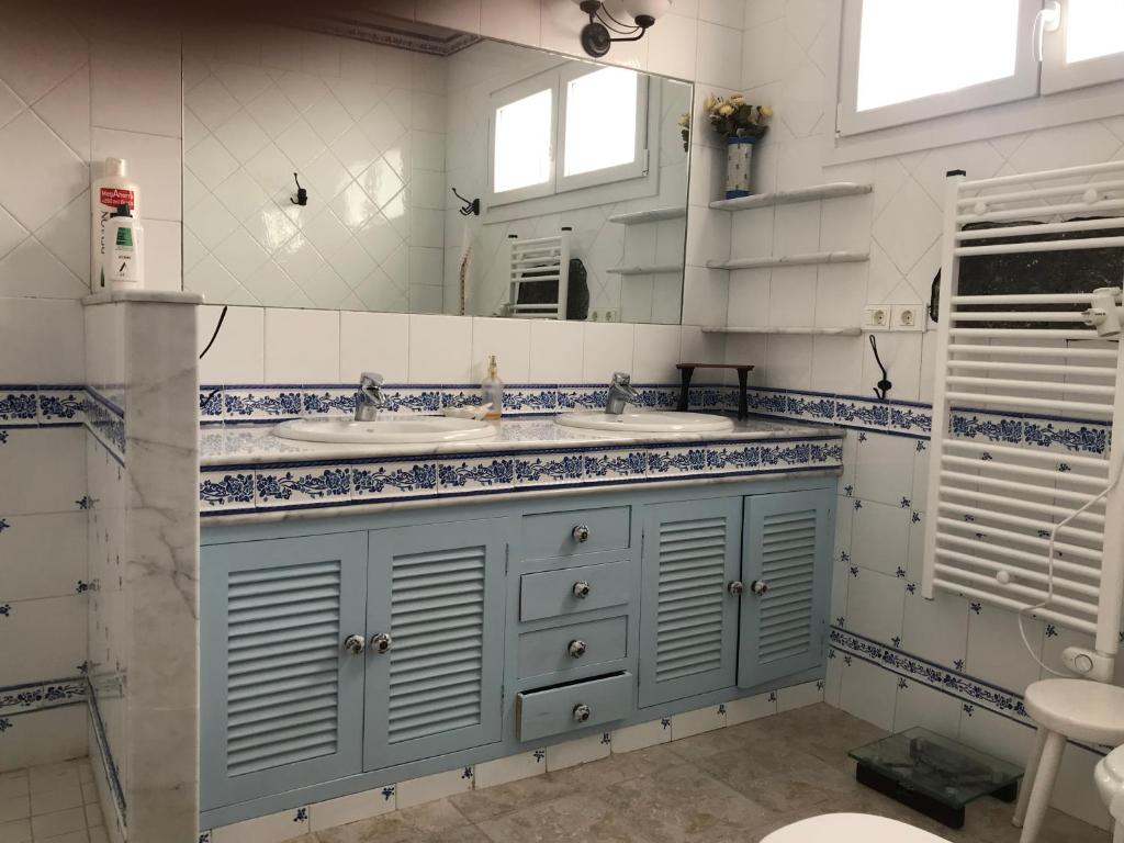 łazienka z dwiema umywalkami i lustrem w obiekcie VILLA VEGUETA w mieście La Vegueta