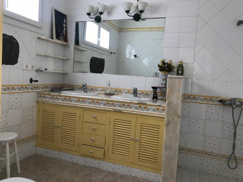 łazienka z dwiema umywalkami i lustrem w obiekcie VILLA VEGUETA w mieście La Vegueta