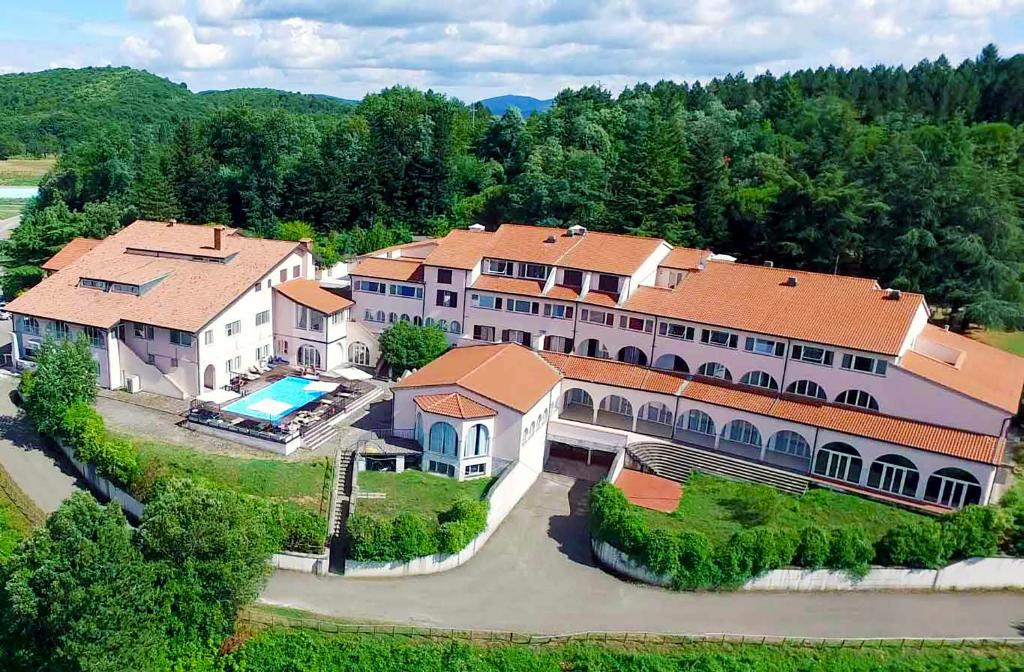 - une vue aérienne sur une grande maison avec une piscine dans l'établissement Toscana Wellness Resort, à Arcidosso