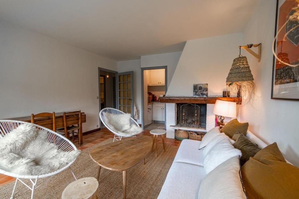 sala de estar con sofá, sillas y mesa en Rocheuses Furnished flat en Megève