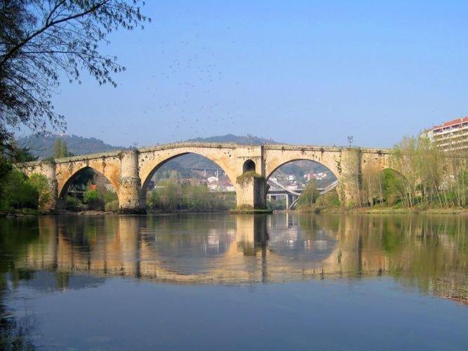 uma ponte sobre uma massa de água em Parque da Ponte em Ourense