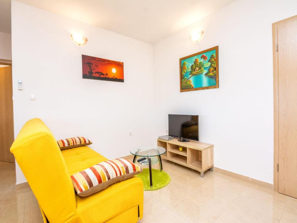 Televízia a/alebo spoločenská miestnosť v ubytovaní Holiday Home Marinela