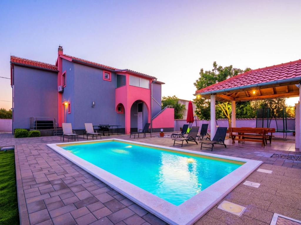 Bazén v ubytovaní Holiday Home Marinela alebo v jeho blízkosti