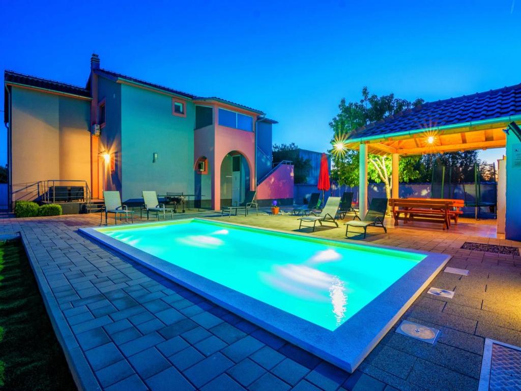 Bazén v ubytovaní Holiday Home Marinela alebo v jeho blízkosti