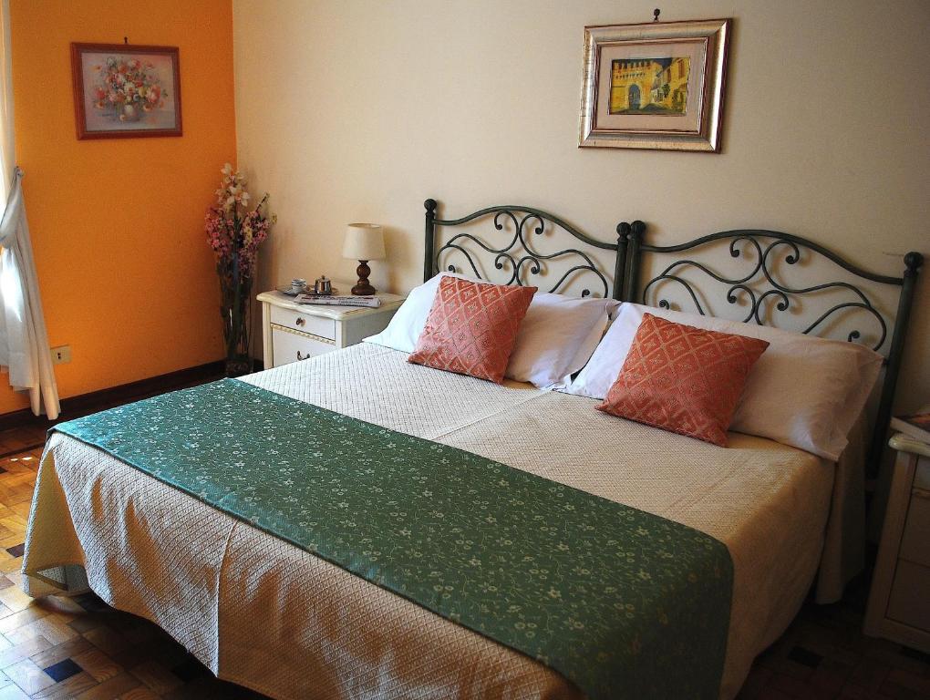 - une chambre avec un grand lit et une couette verte dans l'établissement A Roma Le Tue Vacanze, à Rome