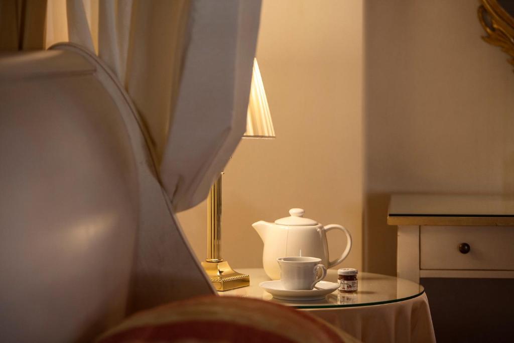 Příslušenství pro přípravu čaje a kávy v ubytování Hotel Villa Giona