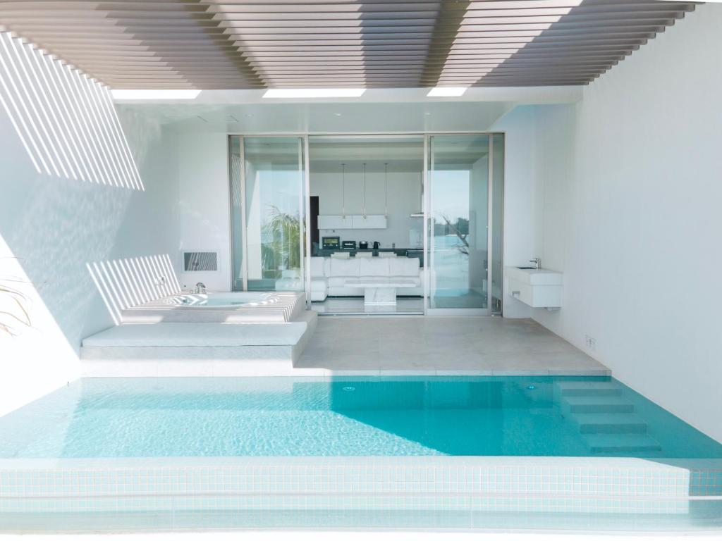 恩納的住宿－Villa VALIOSA ON THE BEACH，客厅,带游泳池