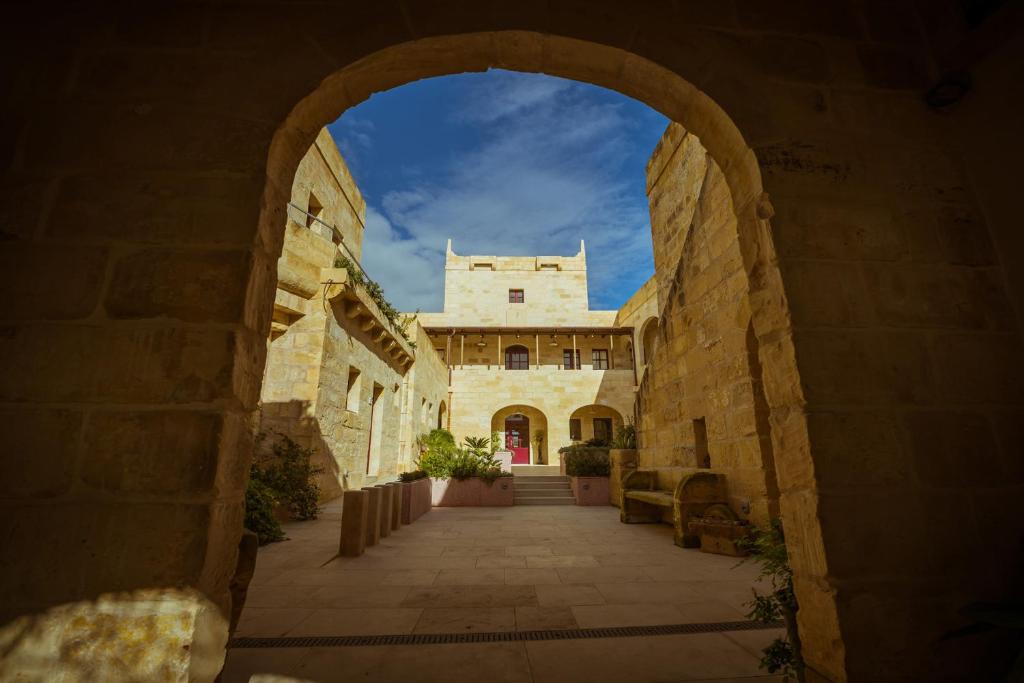 un arco en un edificio con un edificio en el fondo en Mulberries en Żabbar