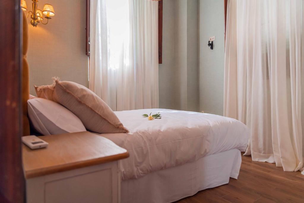 Postel nebo postele na pokoji v ubytování CANDIL SUITE Realejo