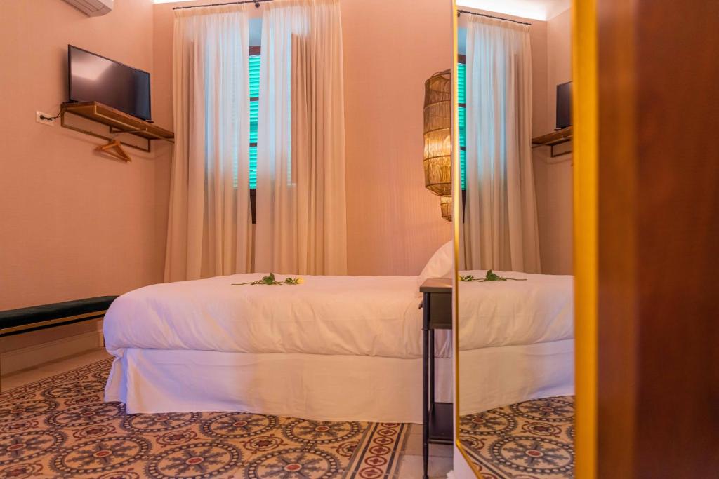 Postel nebo postele na pokoji v ubytování CANDIL SUITE Realejo