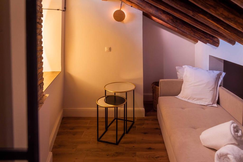 Postel nebo postele na pokoji v ubytování CANDIL SUITE Realejo