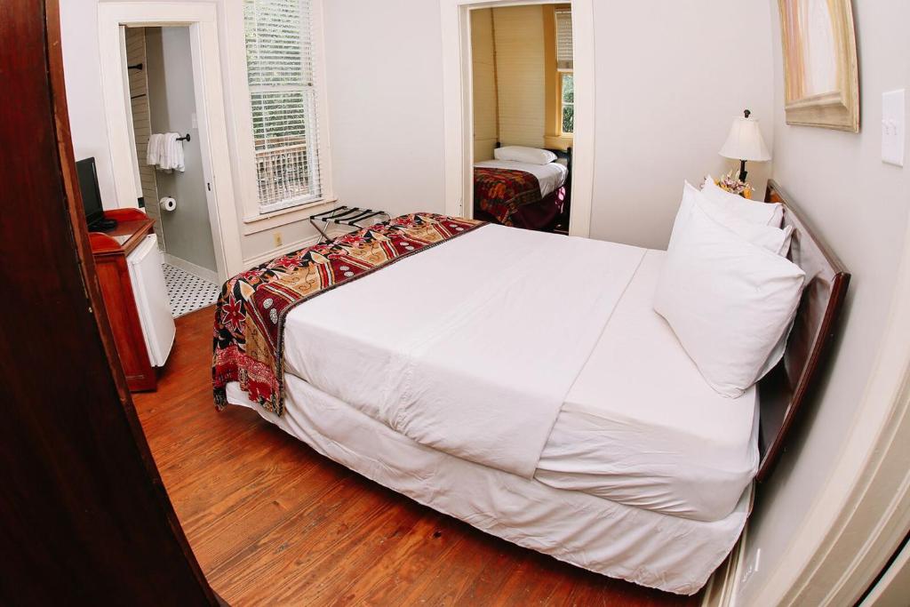 ein Schlafzimmer mit einem großen weißen Bett in einem Zimmer in der Unterkunft Inn on the Riverwalk in San Antonio