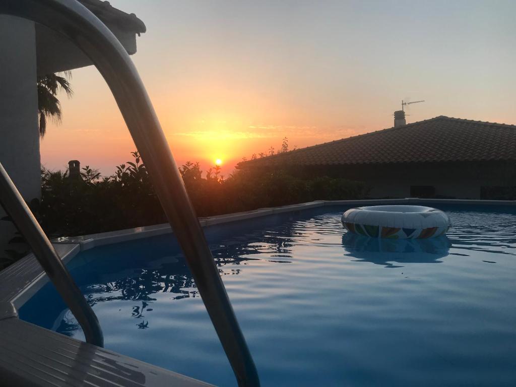 una piscina con tramonto sullo sfondo di New ! Panorama Sea View Tropea Zambrone con Piscina Privata a Zambrone