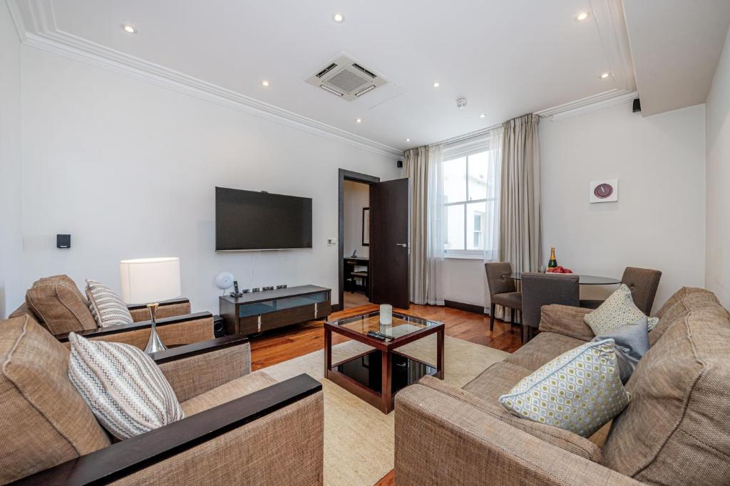 130 Queen's Gate Apartments - Deluxe One Bedroom Apartment With Balcony