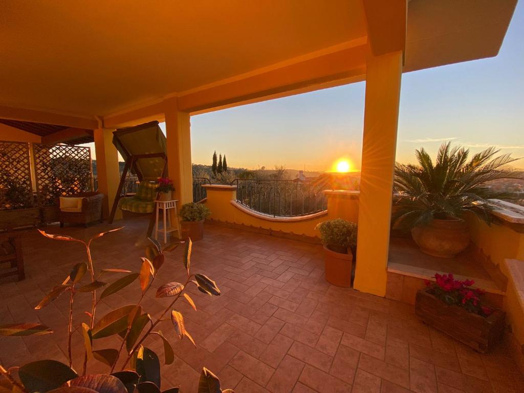 a patio with a view of the sunset from a house at Alloggio turistico La Maison de Matì in Monterotondo