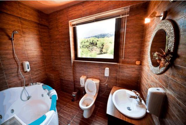 Ένα μπάνιο στο Silva Suites