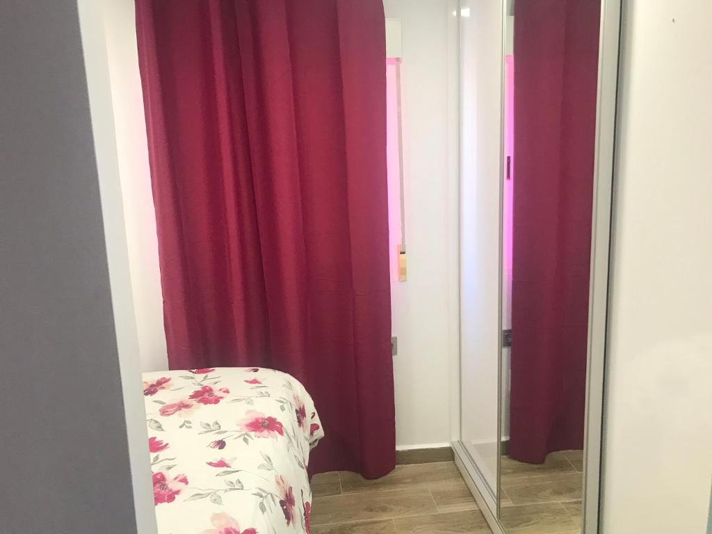 Postel nebo postele na pokoji v ubytování Apartamento con terraza cerca del Paseo Marítimo