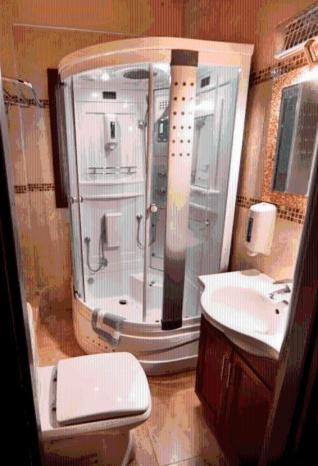 Ένα μπάνιο στο Silva Suites