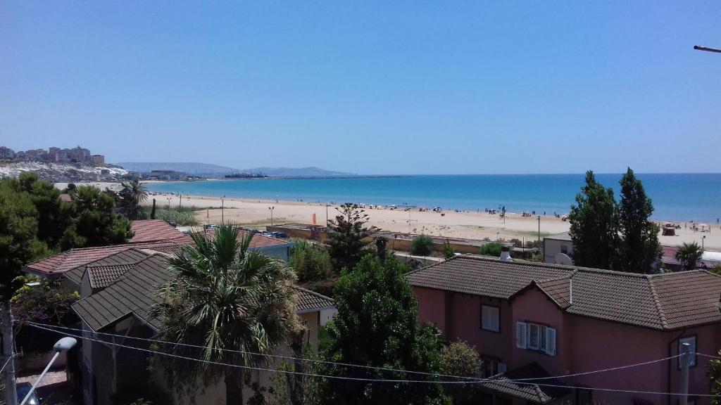 uma vista para uma praia com casas e condomínios em bbsulmarecom em Porto Empedocle