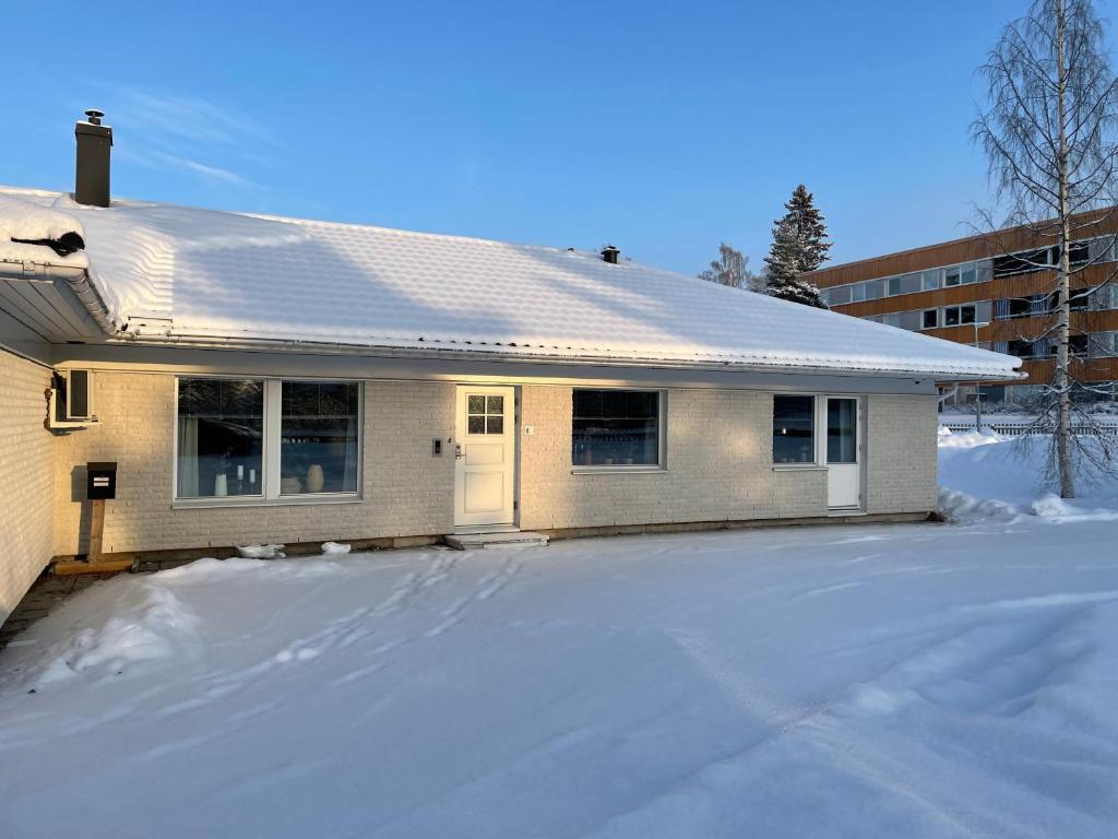 ein Haus mit einer schneebedeckten Einfahrt davor in der Unterkunft Guestly Homes - Spacious 3BR Apartment with 6 Beds in Boden