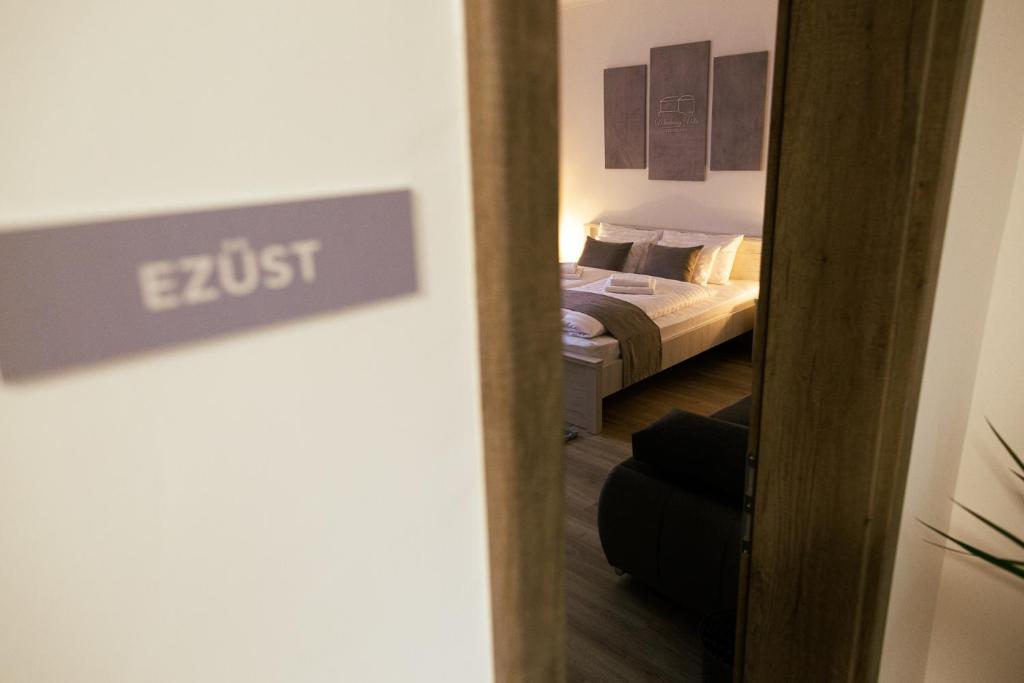 Posteľ alebo postele v izbe v ubytovaní Munkácsy Villa - Szekszárd
