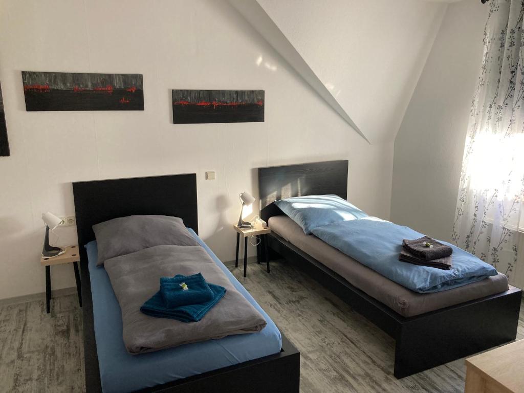 een slaapkamer met een bed met blauwe lakens bij NEXT TO MARK-51/7 Apartment - inkl. NETFLIX + PRIME - City-nah - Top Anbindung in Bochum