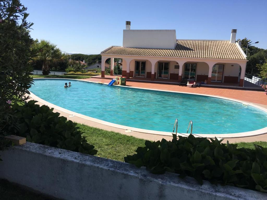 une grande piscine en face d'une maison dans l'établissement Lark Family, à Sesimbra