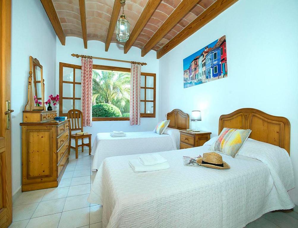 A bed or beds in a room at Villa Tancotes