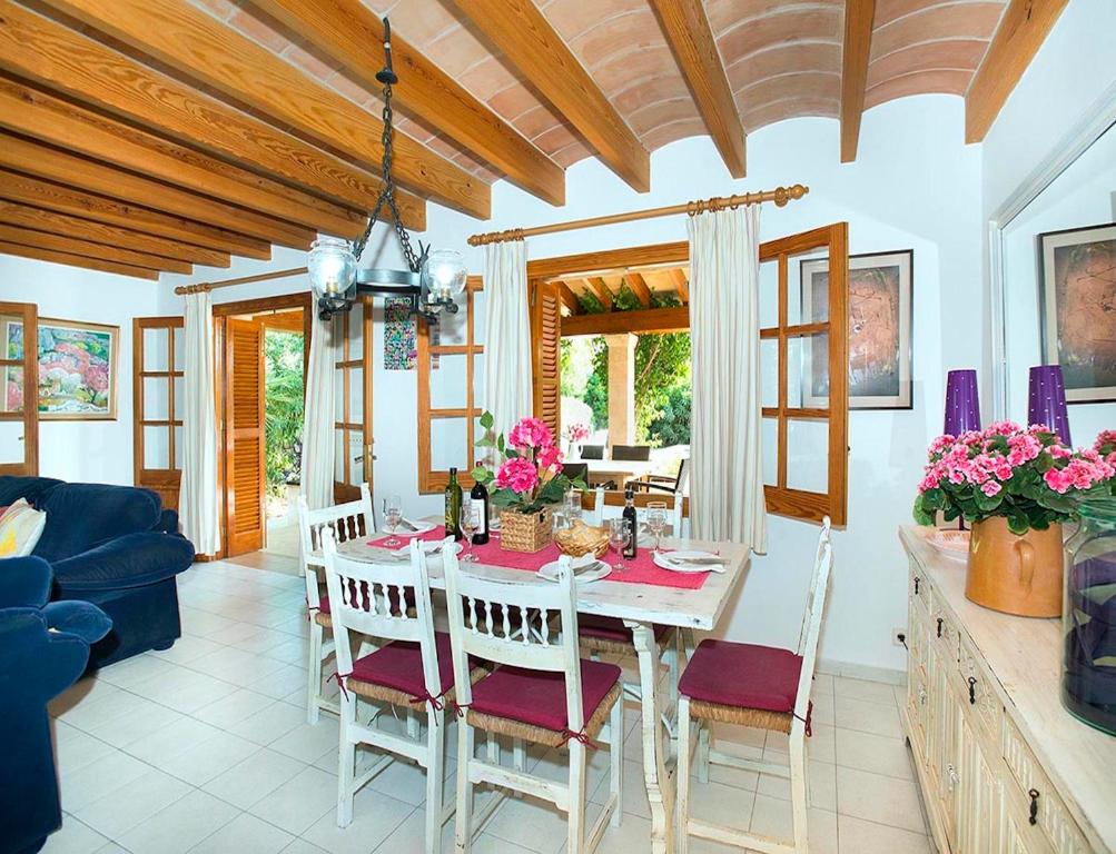 A seating area at Villa Tancotes