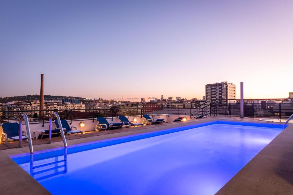 巴塞隆納的住宿－阿斯頓日光酒店，建筑物屋顶上的游泳池