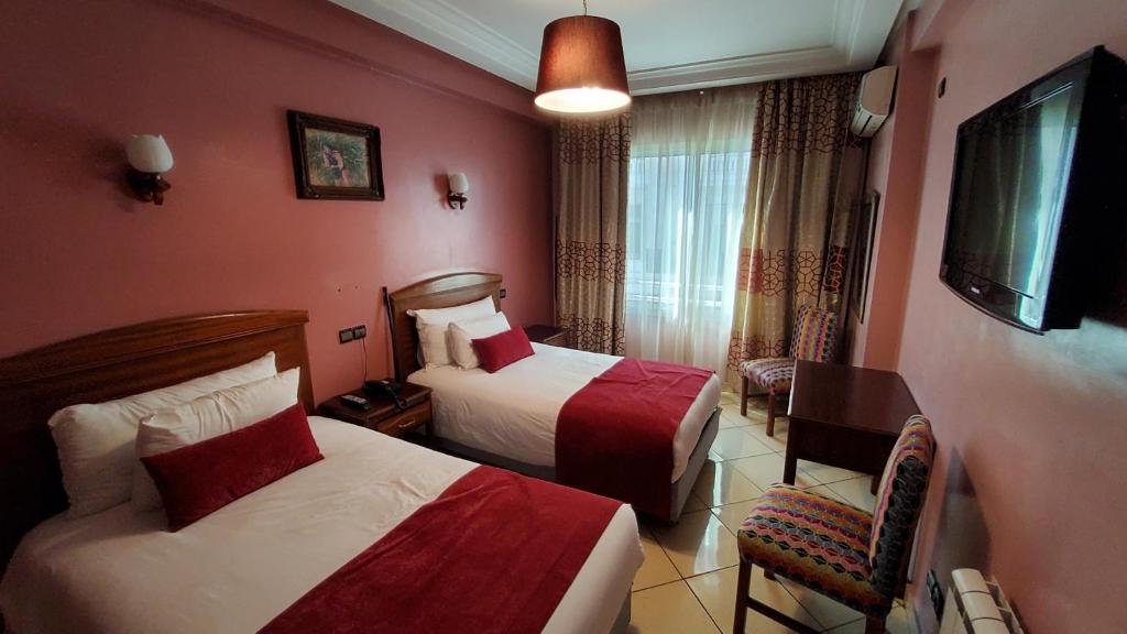 Кровать или кровати в номере Hôtel Amouday