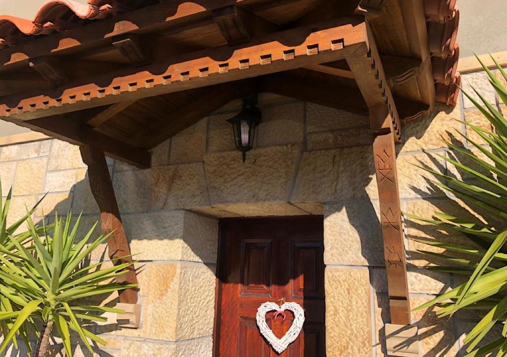 een gebouw met een deur met een hart erop geschilderd bij El valle de Lis in Praves