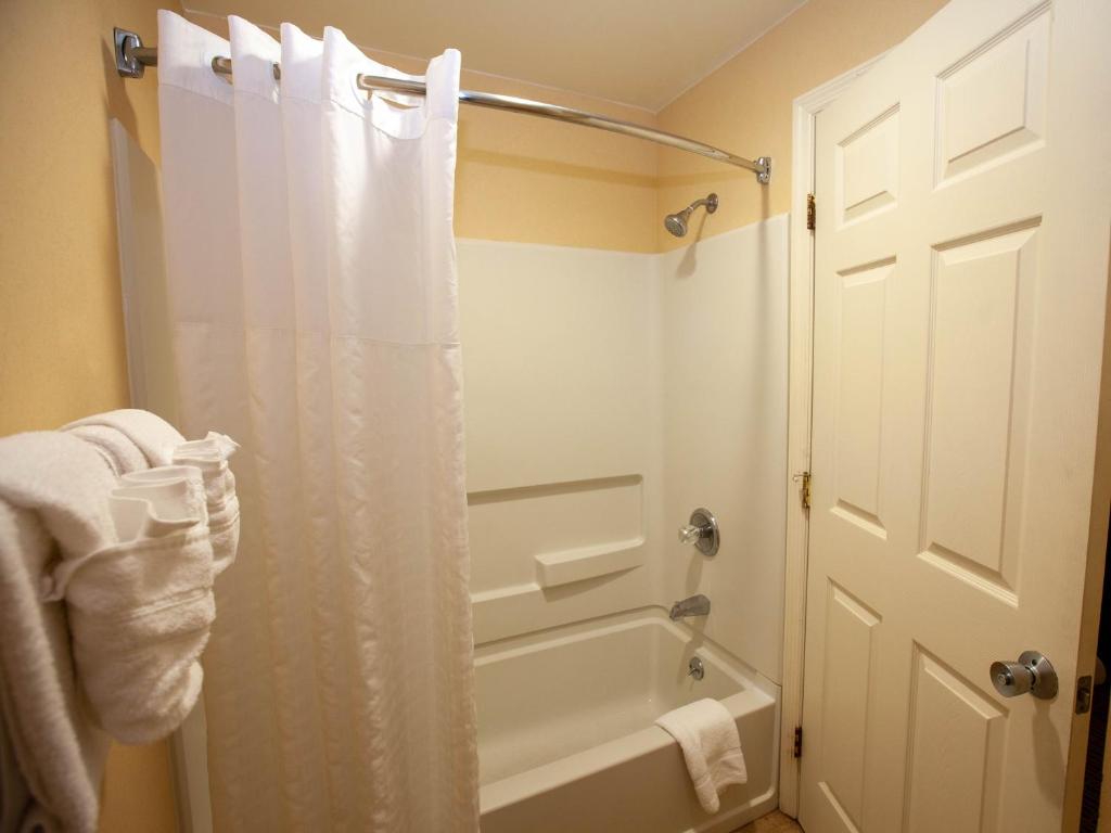 Baymont by Wyndham Knoxville/Cedar Bluff photo