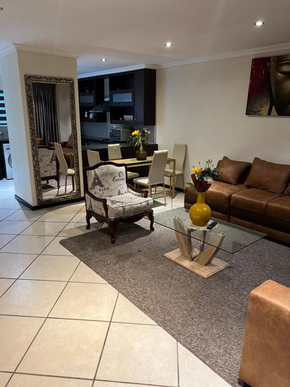 Beautiful homely apartment opposite fourways mall., Sandton, South