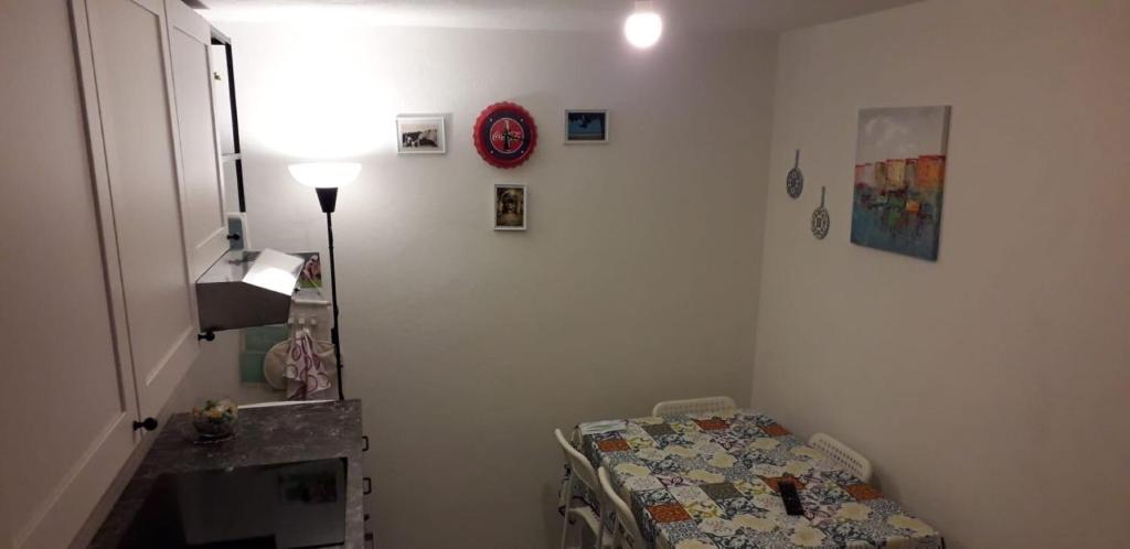 a small bedroom with a bed and a lamp at Appartamento nel centro storico di Caulonia in Caulonia