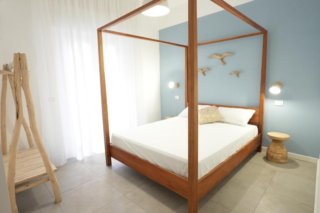 una camera con letto a baldacchino e scala di Ross Family Suites a Reggio di Calabria