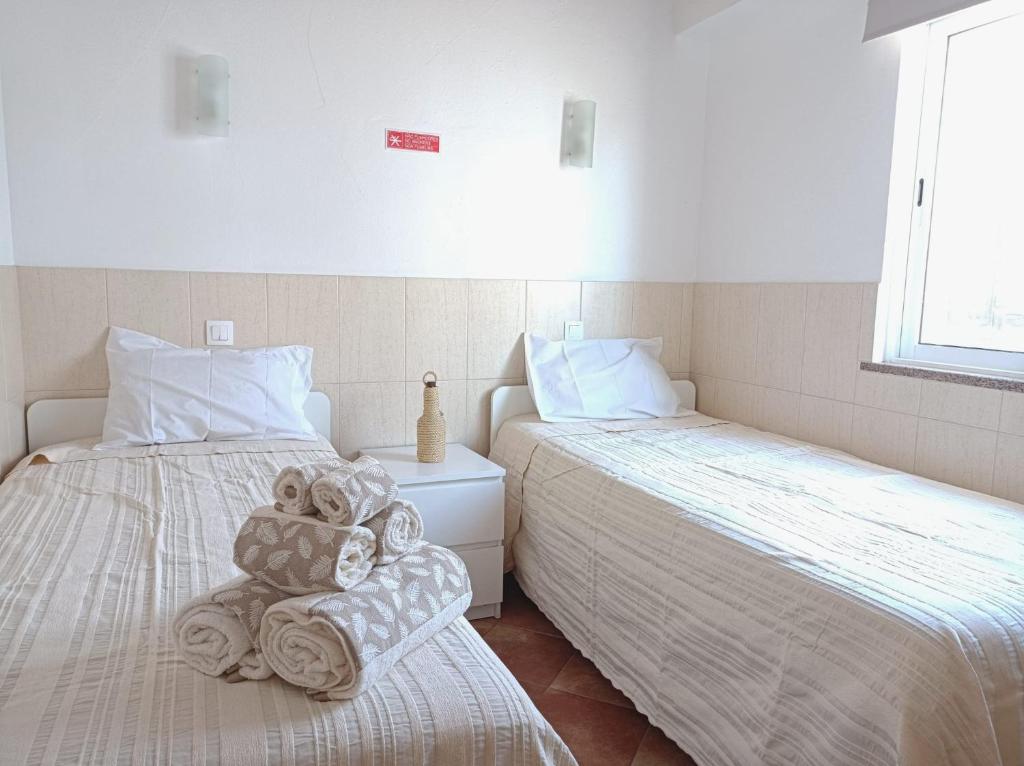 阿莫多瓦的住宿－Casa Ponto de Encontro，一间设有两张床的房间,上面有泰迪熊