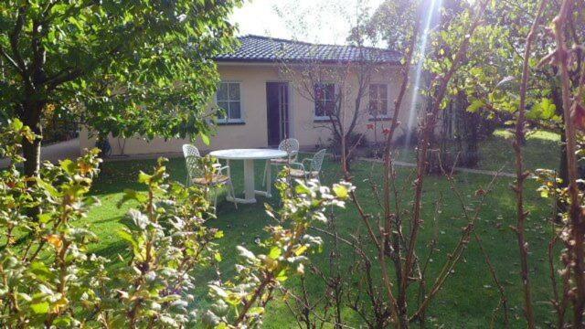 einen Tisch und Stühle im Hof eines Hauses in der Unterkunft Ferienwohnung Dilling in Ladbergen
