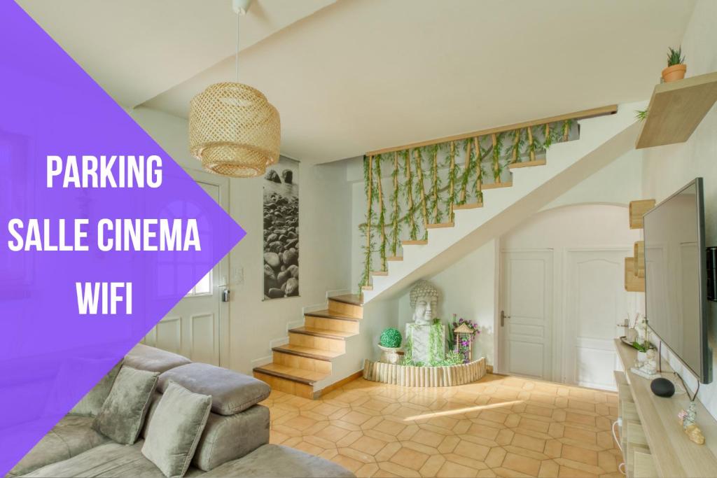 ein Wohnzimmer mit einem Sofa und einer Treppe in der Unterkunft Villa Naïs 126m2-Zen-Salle Cinéma-Piscine in La Valette-du-Var