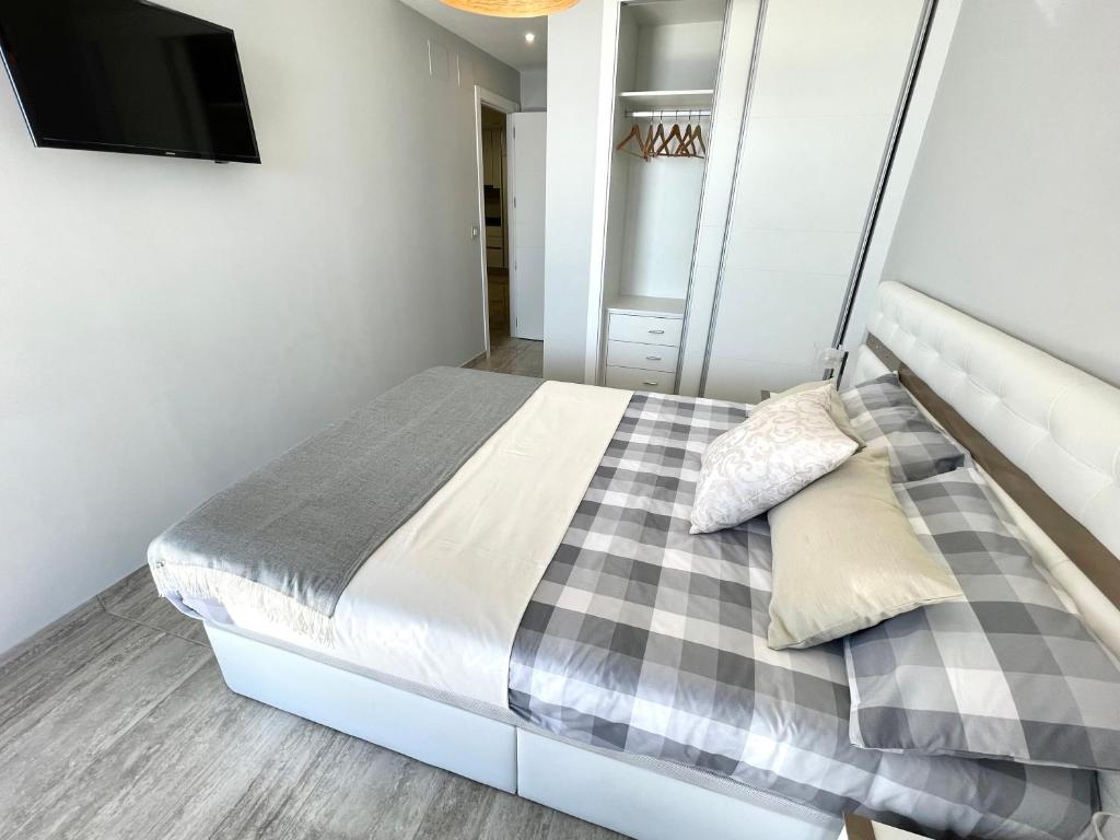 Postel nebo postele na pokoji v ubytování Exclusive Apartments on the first line of Benidorm Sol y Mar