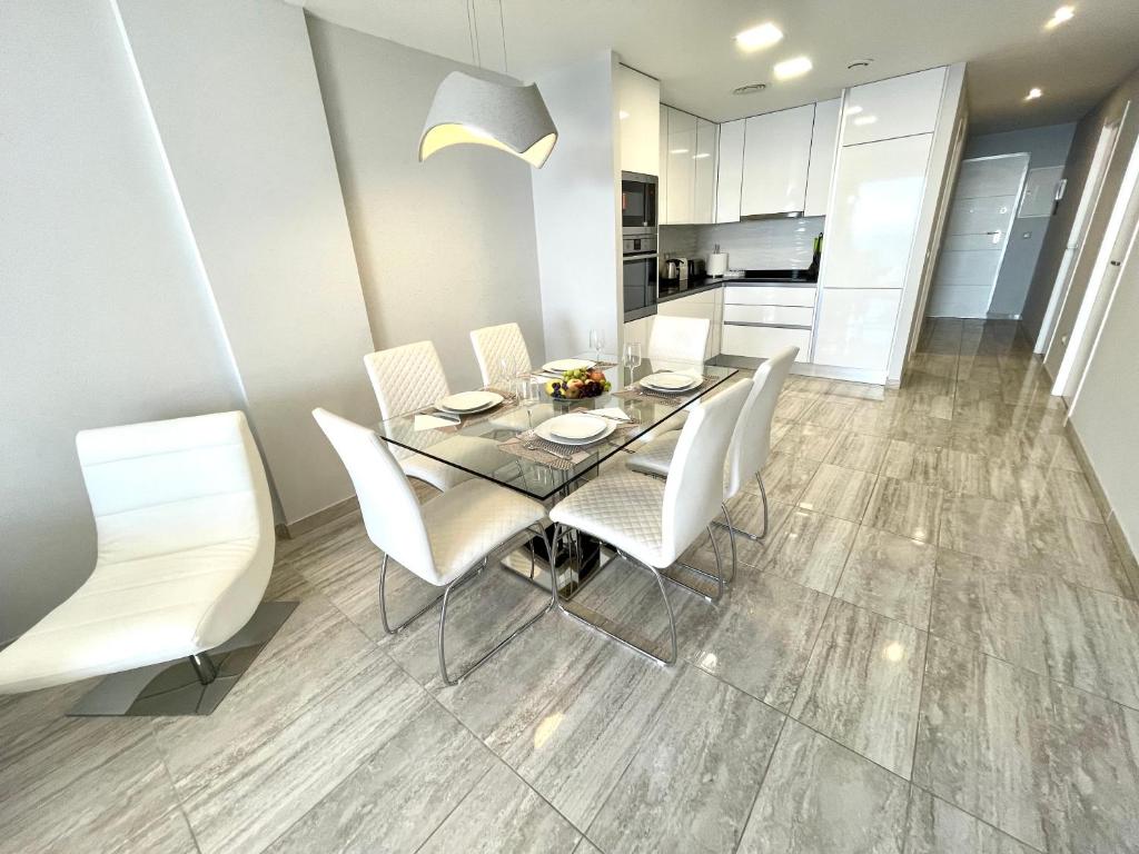 Kuchyň nebo kuchyňský kout v ubytování Exclusive Apartments on the first line of Benidorm Sol y Mar