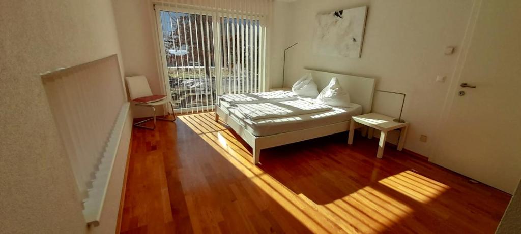 ein Wohnzimmer mit einem Bett und einem Fenster in der Unterkunft Seeidylle Winkler in Bodensdorf
