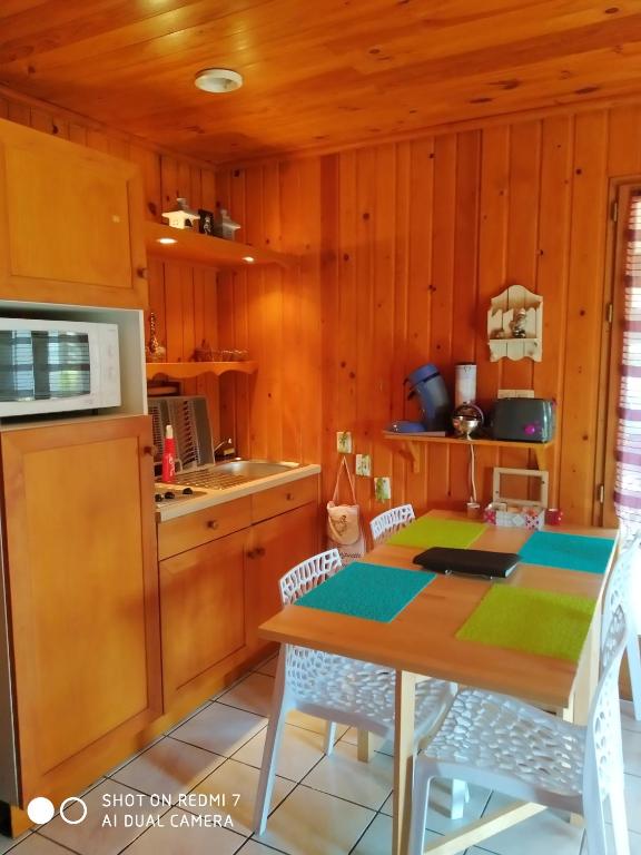 Kuchyň nebo kuchyňský kout v ubytování Chalet Camping Les Vignes