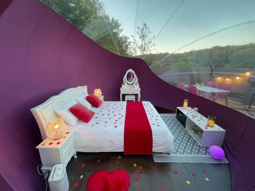 1 dormitorio de juguete con 1 cama en una tienda de campaña en La Bulle Des Anges, en Illoud