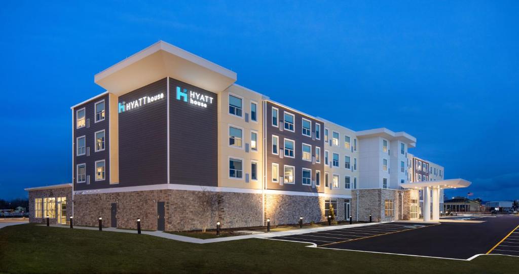 eine Darstellung eines Apartmenthauses in der Nacht in der Unterkunft Hyatt House Lewes Rehoboth Beach in Lewes