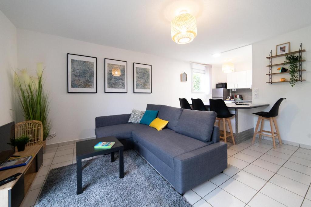 Posezení v ubytování My Cozy Flat Blagnac - T2 - Free Parking - Terrasse - Jardin