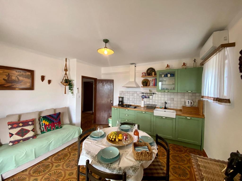 - un salon avec un canapé vert et une table dans l'établissement La Casa del Capitano, à Bol
