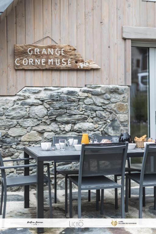 Restaurace v ubytování Grange Cornemusé au cœur des Pyrénées