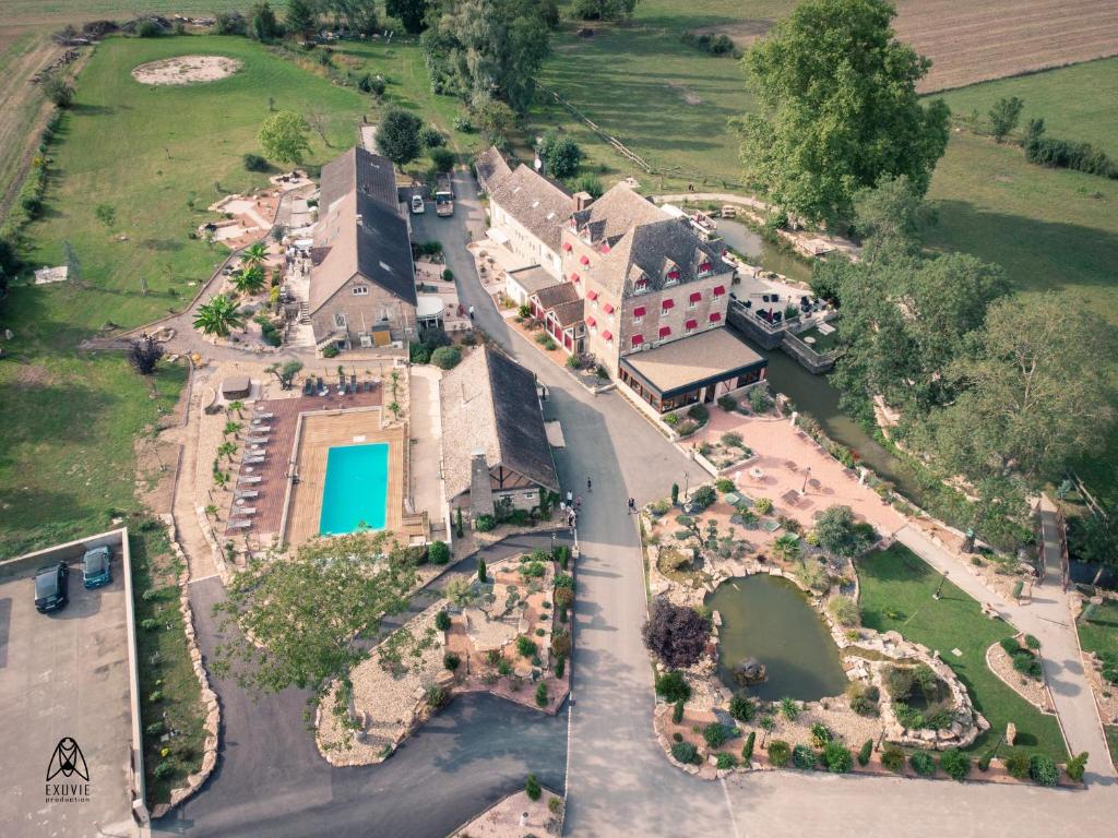 una vista aérea de una casa con patio en Le Moulin d'Hauterive, en Saint-Gervais-en-Vallière