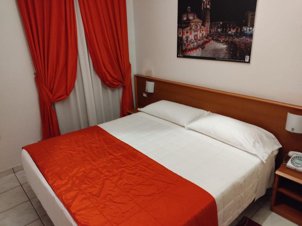 Postel nebo postele na pokoji v ubytování Hotel al Corso